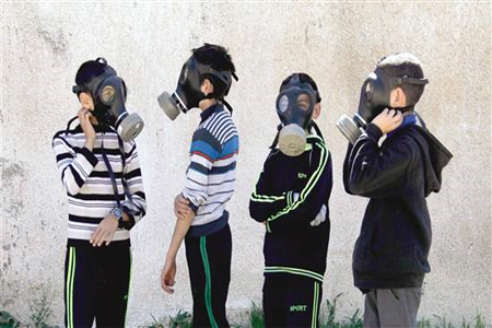 اطفال يرتدون اقنعة واقية من الغاز خلال تظاهرة ضد الاستيطان قرب نابلس امس (ا ب ا)