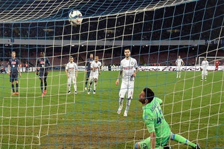 الأرجنتيني ماورو إيكاردي يسجل لإنتر ميلان في شباك نابولي من ركلة جزاء