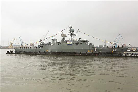 مدمرة «دماوند» الإيرانية الصنع التي انضمت أمس، إلى السلاح في بحر قزوين، وتمتاز برادار مرحلي ومنظومتي توجيه وقيادة متطورة للغاية. ويبلغ طول هذه المدمرة 90 متراً وبنيت بسبعة طوابق. («فارس»)