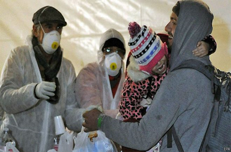  تلقى المهاجرون مساعدات عقب نزولهم من السفينة