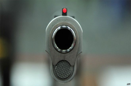  الطفل ضغط على زناد المسدس وهو يلهو في حقيبة الأم.