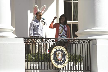 أوباما، وإلى جانبه زوجته ميشيل، خلال تحدثه إلى المشاركين في احتفال بعيد الفصح في البيت الأبيض امس (ا ف ب)