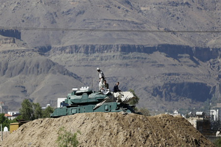 Houthi fighters sit on a tank near the Presidential Palace in Sanaa March 25, 2015. (File photo: Reuters