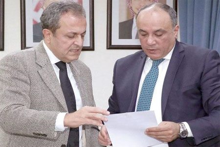 سفير سوريا في الأردن أيمن علوش (يسار) يسلم رسالة إلى رئيس مجلس النواب بالإنابة نصار القيسي من رئيس مجلس الشعب السوري حمودة صباغ الخميس (الصورة من مجلس النواب)