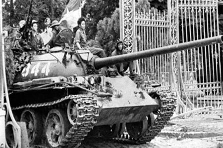  دبابة تابعة لجيش فيتنام الشمالية تقتحم سياج القصر الرئاسي في سايغون (مدينة هو شي منه)