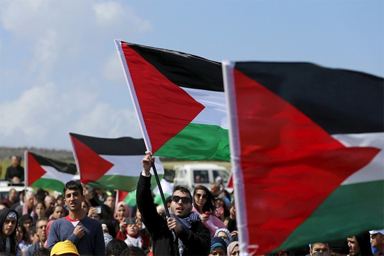 فلسطينيون يتظاهرون من أجل الحفاظ على أرضهم من الاستيطان