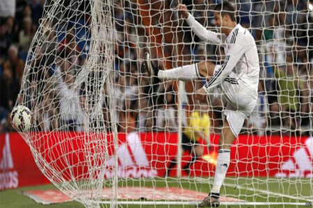 ريال مدريد يفوز على ألميريا ويواصل مطاردة برشلونه