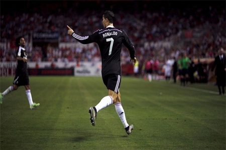 رونالدو يحتفل بعد تسجيله في شباك إشبيلية