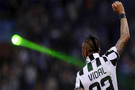 ففيدال يحتفل بتسجيله هدف لقب الدوري الإيطالي