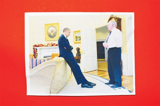 (جون برينان مع الرئيس باراك أوباما في المكتب البيضاوي، ديسمبر/كانون الأول، عام 2012. كان برينان المستشار المقرب للرئيس قبل أن يتم تسليمه رئاسة وكالة الاستخبارات المركزية في عام 2013)