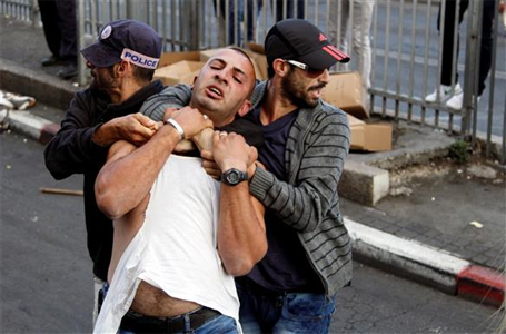 طاقية الشرطة التي تنقل الشكل والدور من "معنا" الى "علينا" (تصوير: حسن صفدي)