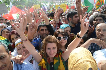 مؤيدون لحزب الشعوب الديموقراطي التركي المؤيد للأكراد خلال حملة انتخابية في مارين اليوم (أ ف ب)