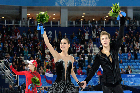 أعضاء المنتخب الروسي بطل أولمبياد سوتشي للتزحلق الفني على الجليد للفرق