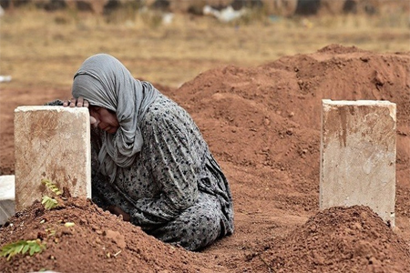 AFP إحدى النساء العراقيات في المقابر