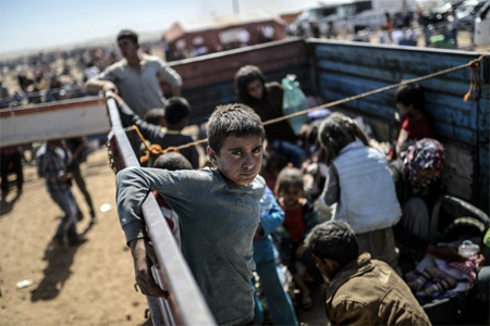 AFP أطفال نازحون مع عوائلهم