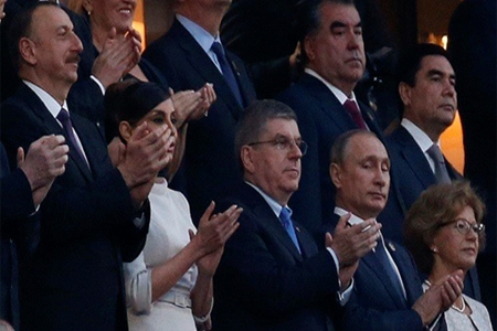 بوتين ورئيس أذربيجان علييف ورئيس اللجنة الأولبية الدولية باخ