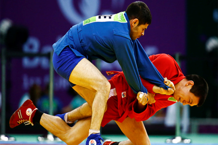 الروسي أتكونوف (باللباس الأحمر) ضد الأذربيجاني غاسوموف