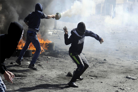 Palestinians throw rocks and shoot fireworks during clashes with Israeli border police, as Israeli police limited the access to Al-Aqsa Mosque in Jerusalem. (File Photo: AP)