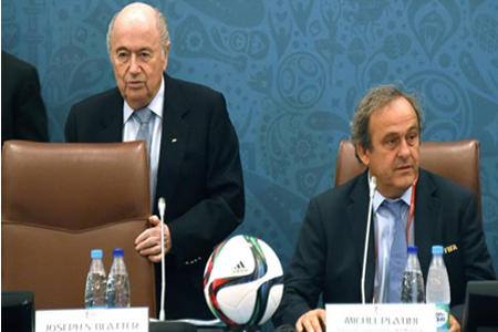 بلاتيني (يمين) وبلاتر خلال اجتماع للفيفا في يوليو/تموز الماضي
