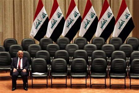 صورة مأخوذة سابقاً للعبادي منتظراً اعضاء حكومته للوصول إلى جلسة برلمانية، العام الماضي. (أ ب أ)