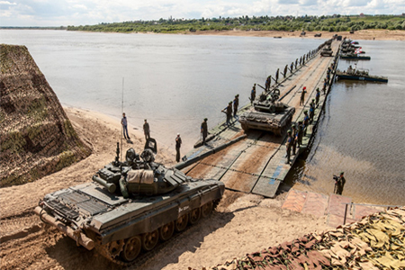 أفراد سلاح المهندسين يقيمون جسرا