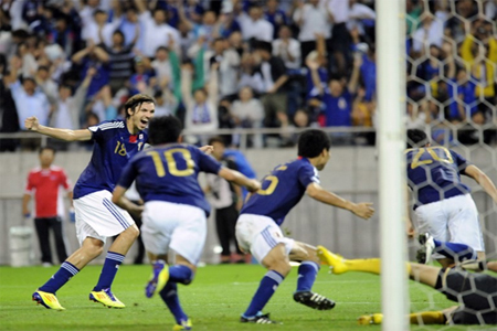 المهاجم الياباني مايك هافينار يحتفل بعد تسجيله في شباك كوريا الشمالية في كأس العالم 2014