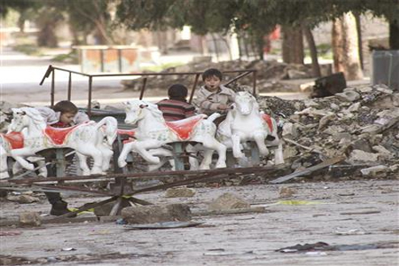أطفال يلهون في حلب امس (ا ف ب)