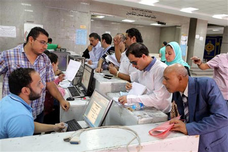 مصريون يسجلون اسمائهم للترشح الى الانتخابات النيابية في القاهرة امس (ا ب ا)