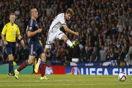 مولر سجل هدفين ومنح ألمانيا فوزا ثمينا في سباق التصفيات (رويترز)