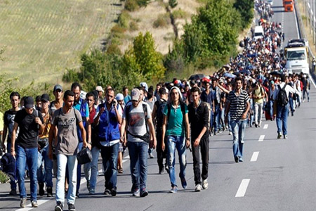 حشود من اللاجئين السوريين متوجهة من تركيا إلى اليونان