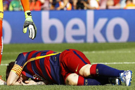 ميسي غادر الملعب مصابا بعد عشر دقائق من انطلاق لقاء فريقه مع لاس بالماس