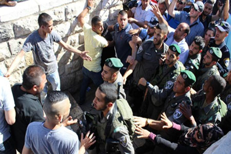 مجموعة من جنود وشرطة الاحتلال تحاول تفريق شبان مقدسيين عند باب العامود بالأقصى (الجزيرة)