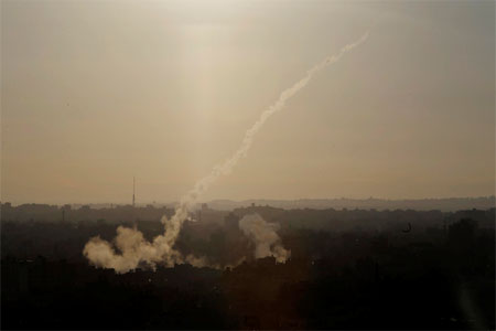 A rocket is fired from Gaza City towards Israel, Saturday, Aug. 9, 2014. (File photo: AP)