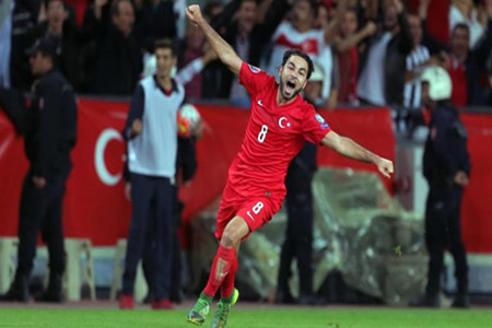 اللاعب التركي سلجوق إينان يحتفل بعد تسجيله هدف الفوز بمرمى آيسلندا (أسوشيتدبرس)