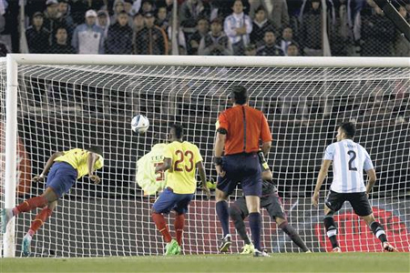 الإكوادوري إرازو (إلى اليسار) يفتتح التسجيل في مرمى الأرجنتين (رويترز)