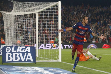 نيمار يحتفل بعد تسجيله هدفا بمرمى رايو فايكانو