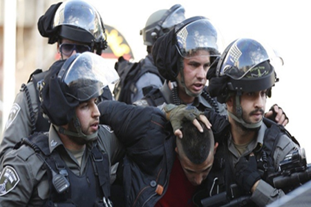 القوات الإسرائيلية تعتقل شابا فلسطينيا