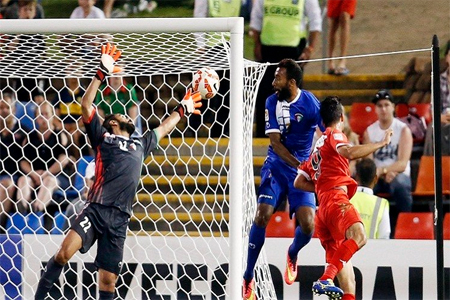 الأحمر العماني يفوز على الأزرق الكويتي في لقاء "الجريحين"