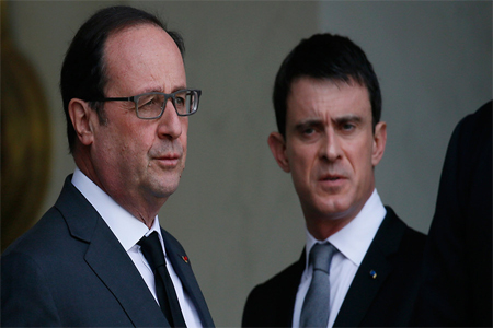 French President Francois Hollande (L) and Prime Minister Manuel Valls talk after a meeting about blasts in Brussels at the Elysee Palace in Paris, France, March 22, 2016 © Gonzalo Fuentes / Reuters