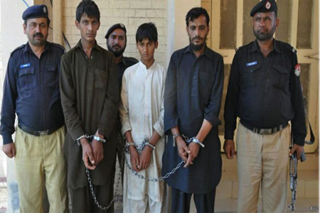 الأخوان خالد محمود، الثاني من اليسار، وطارق محمود، الثاني من اليمين، وبينهما أحد عمال المحل