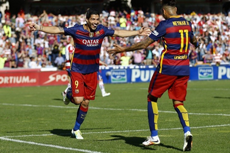 سواريز يقود البارسا للاحتفاظ بلقب الليغا