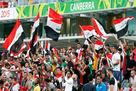 جماهير المنتخب العراقي في مدرجات ملعب كانبرا الأسترالية