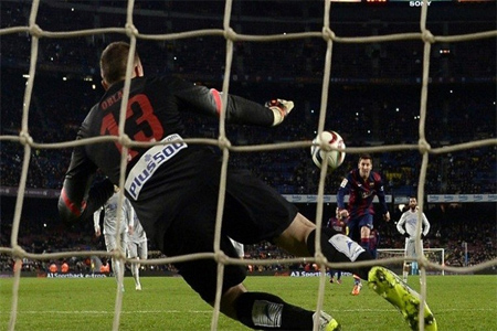 نجم برشلونة ميسي يسجل في شباك حارس أتلتيكو مدريد أوبلاك