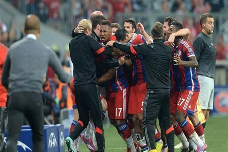 اللاعب جيروم بواتنغ وسط زملائه في فريق بايرن ميونخ