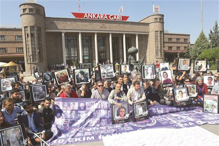 أقارب قتلى يحملون صوراً للضحايا في أنقرة أمس (