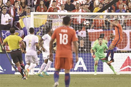 التشيلي سانشيز (إلى اليمين) يسجل أحد هدفيه في مرمى بنما (أ ف ب)