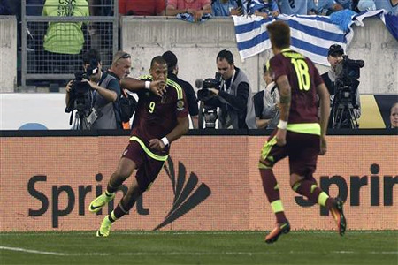 الفنزويلي روندون (إلى اليسار) يحتفل مع زميله بيناراندا بتسجيله هدف الفوز في مرمى