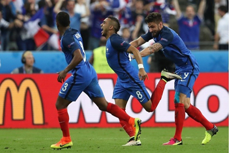 فرحة ديمتري بايت بعد إحرازه هدف التقدم لفرنسا