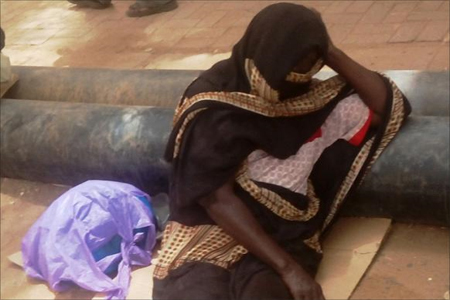 متسولة أجنبية في طرقات الخرطوم (الجزيرة نت)