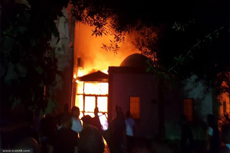 حريق هائل في مسجد الجزار- الصور نقلا عن موقع "عرب 48